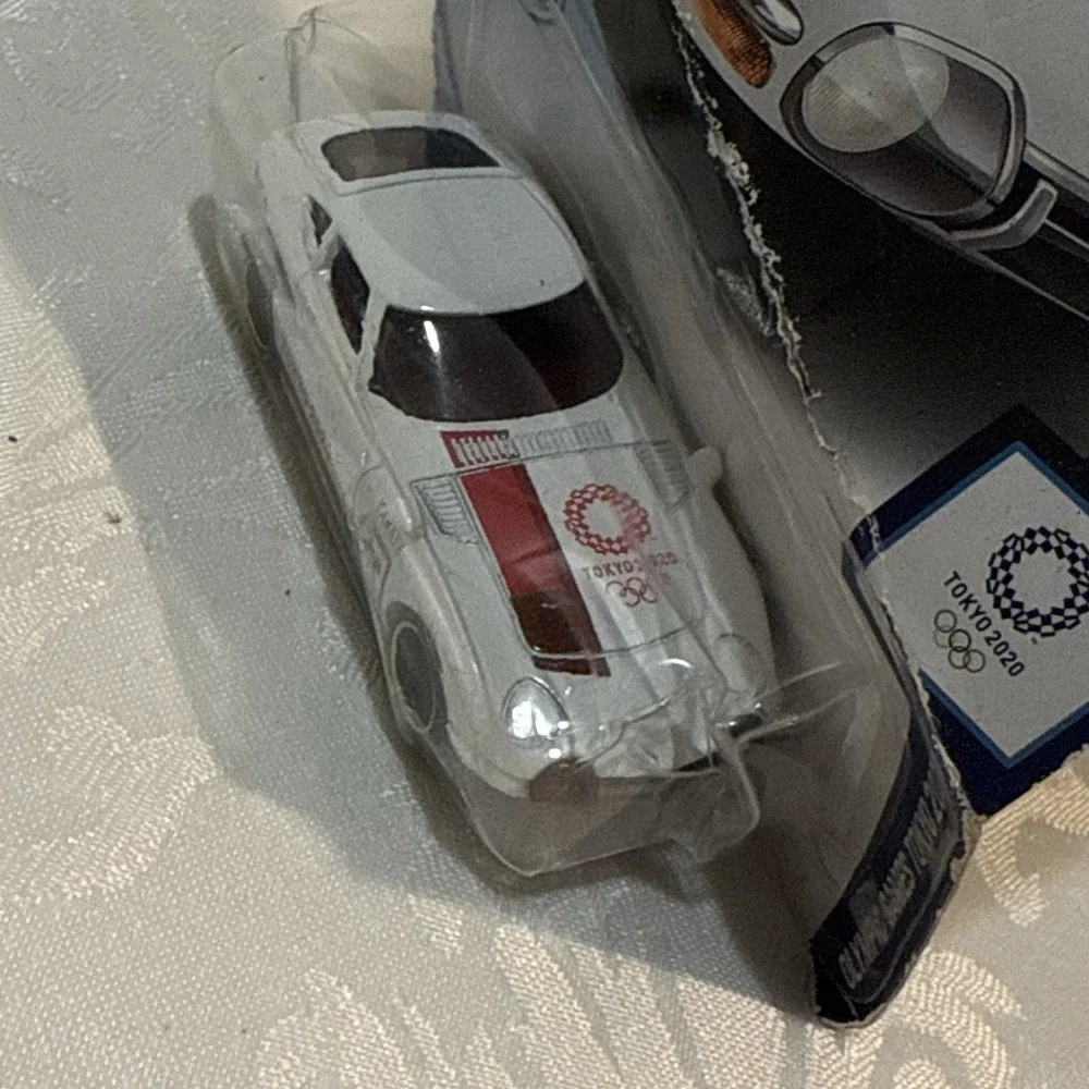 2020 HOT WHEELS TOKYO 2020 WHITE TOYOTA 2000 GT, OLYMPIC GAMES 8/10,